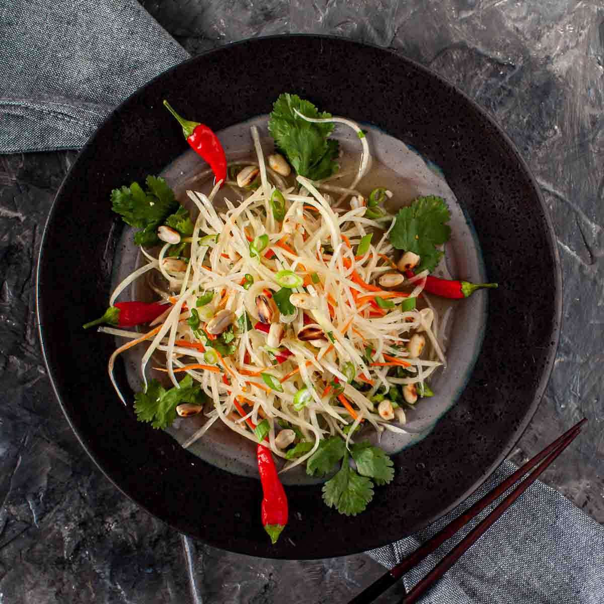 https://cdn.saltandpestle.com/saltandpestlecdncontainer/wp-content/uploads/2021/05/vietnamese-green-papaya-salad-10.jpg